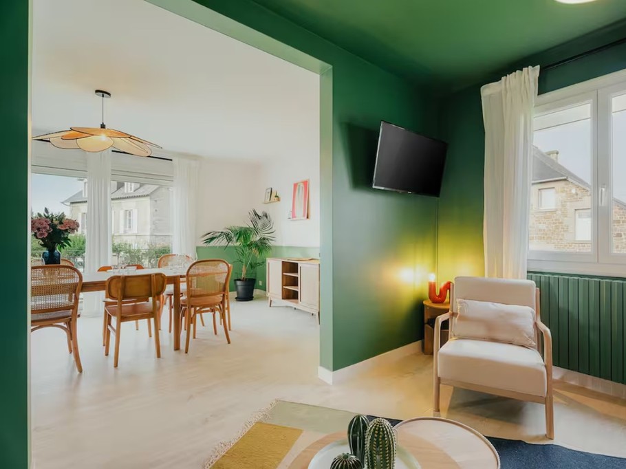 Salon indépendant et chaleureux avec TV