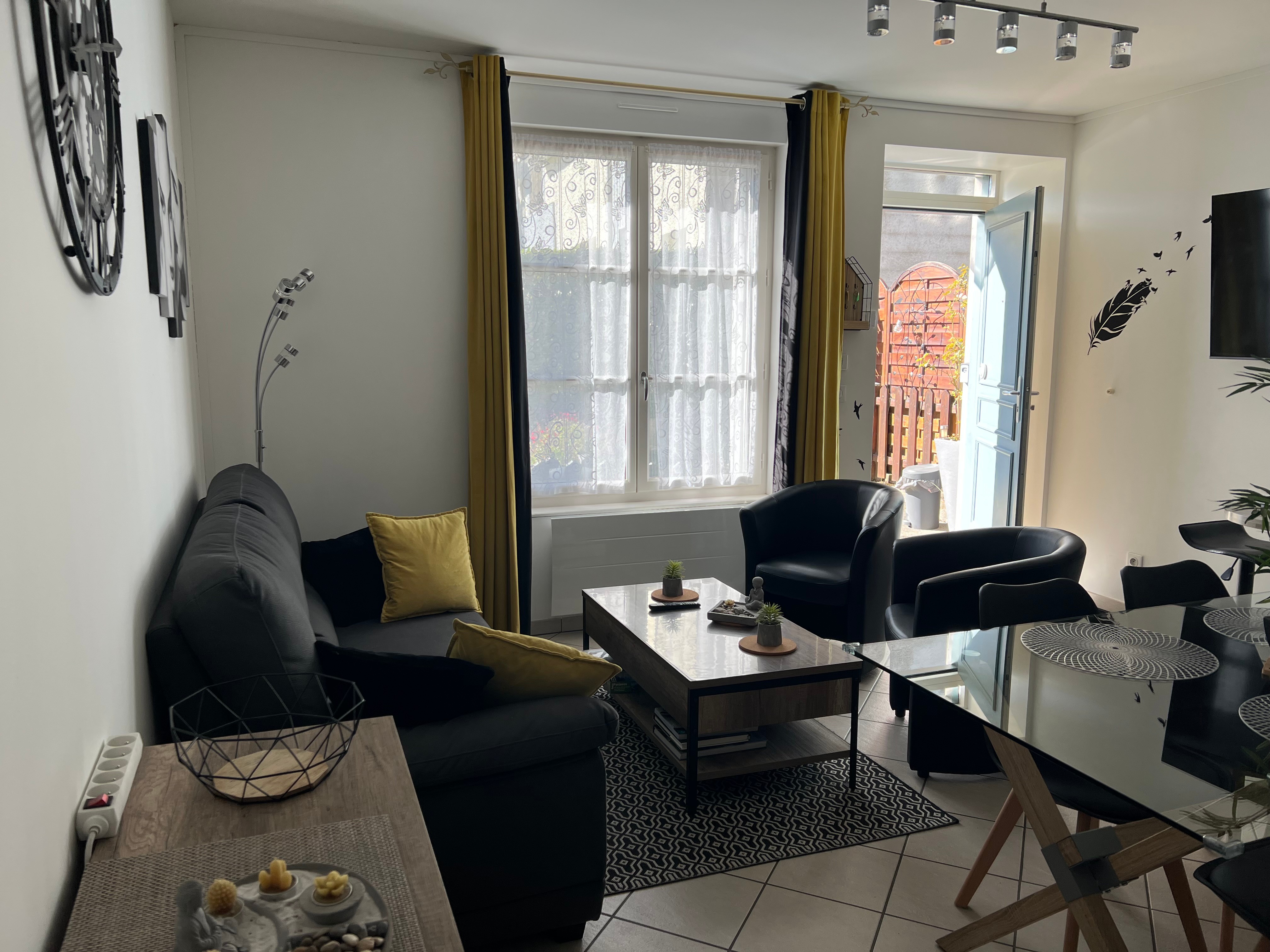 Entrée du logement et coin salon 