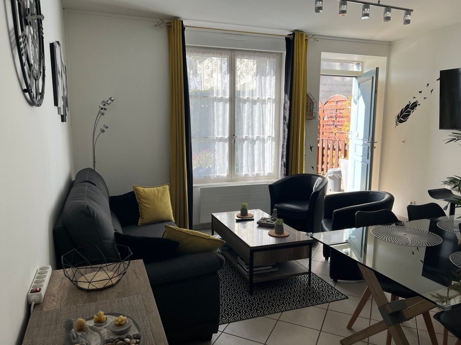 Entrée du logement et coin salon