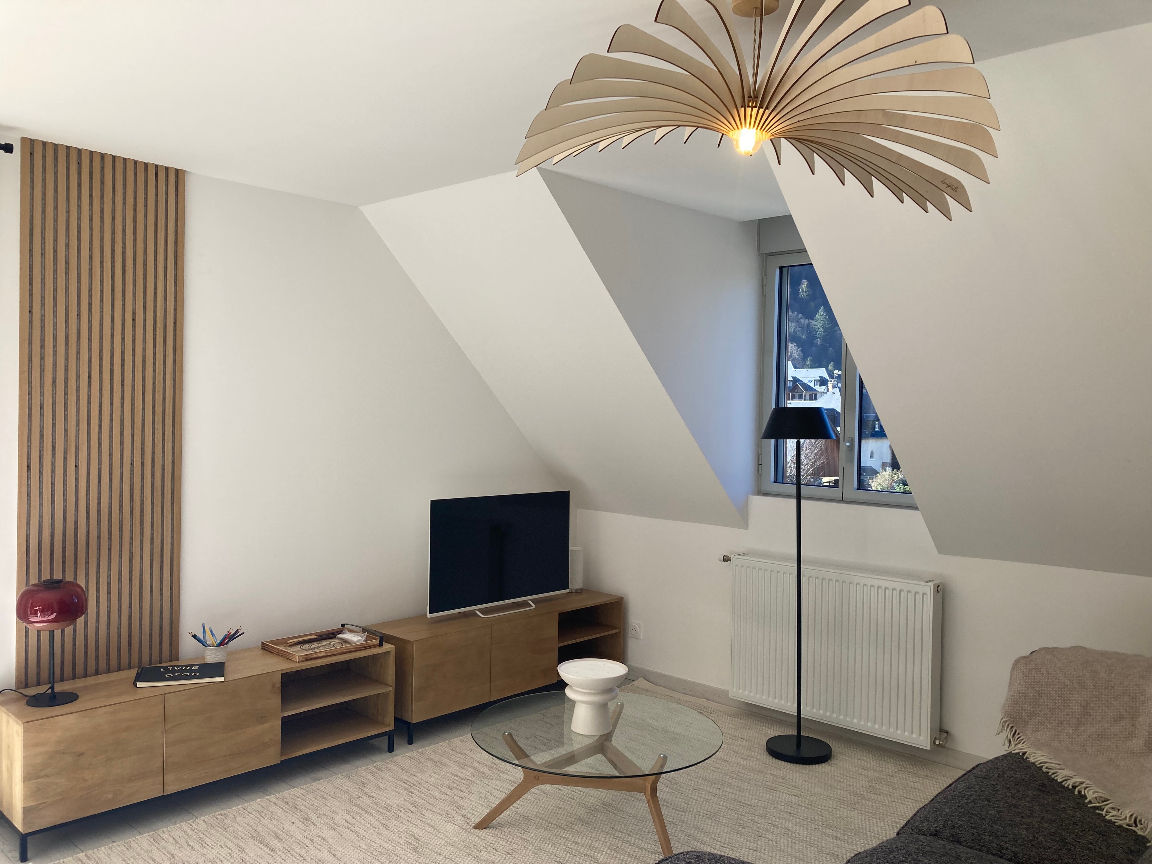 Salon lumineux et confortable, poêle à granules