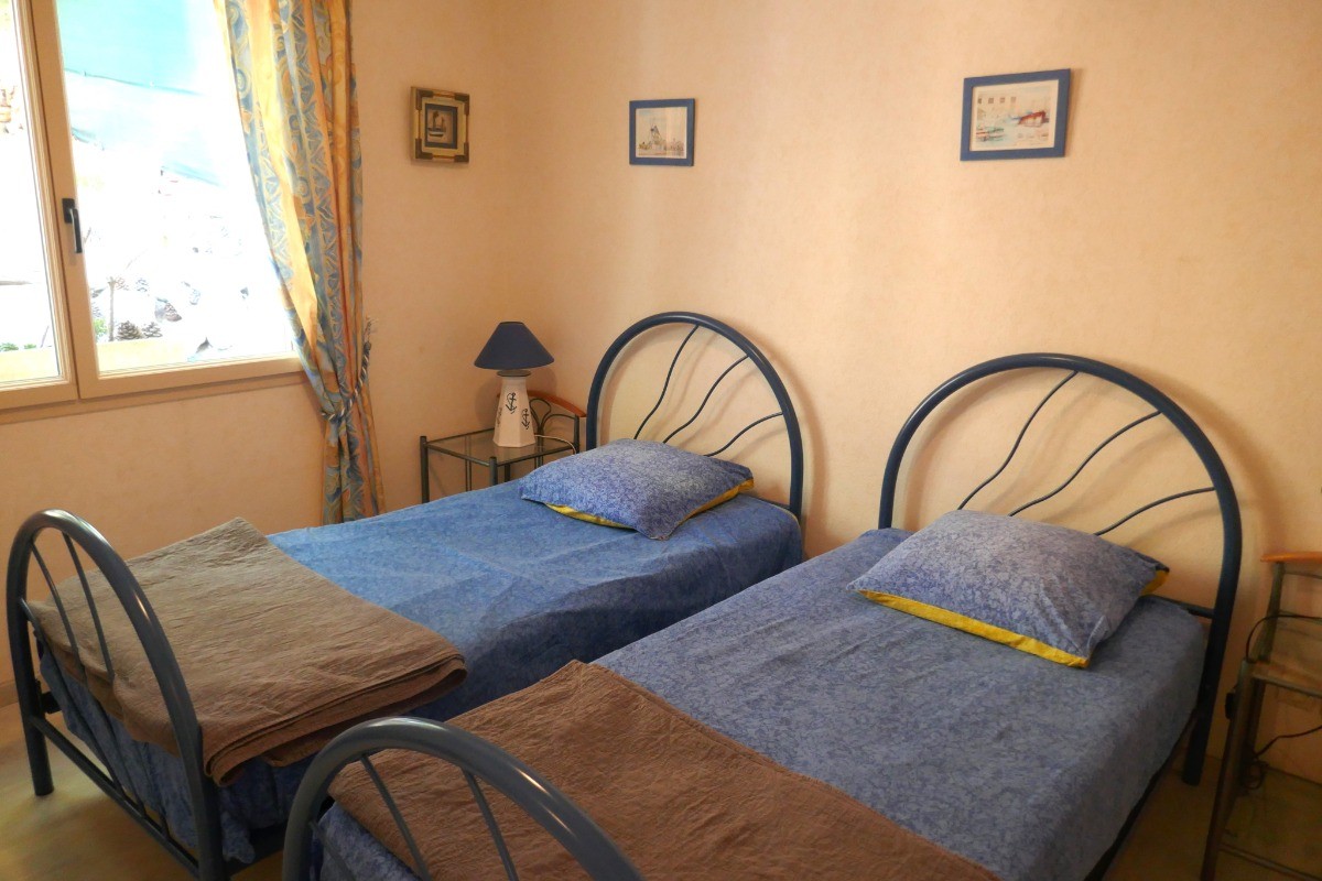 Chambre 1 avec deux lits en 90