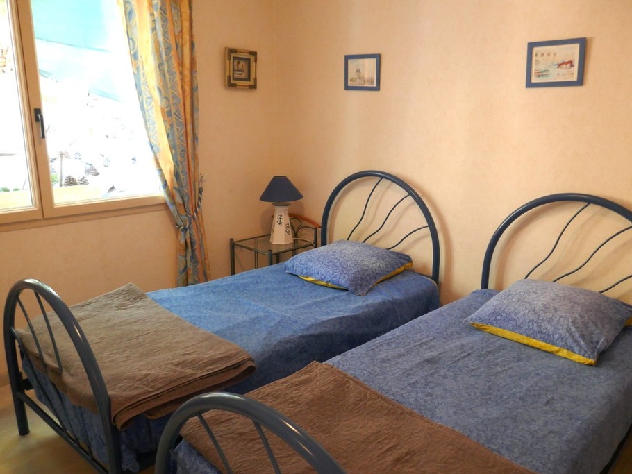 Chambre 1 avec deux lits en 90