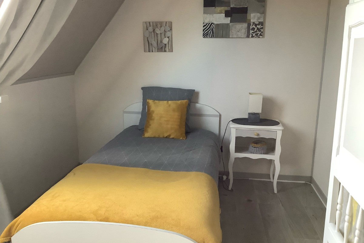 chambre jaune lit