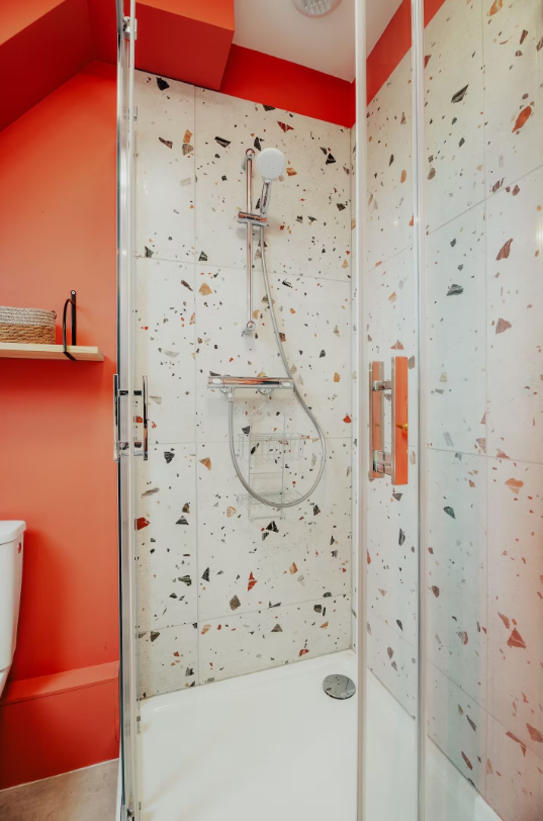 Salle d'eau avec douche grande dimension au 2nd étage