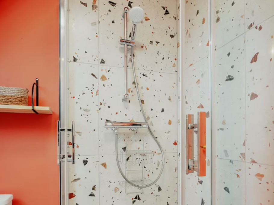 Salle d'eau avec douche grande dimension au 2nd étage