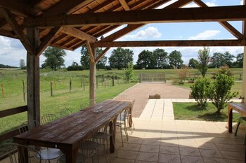 Gîte de grande capacité avec piscine à la campagne - Terrasse