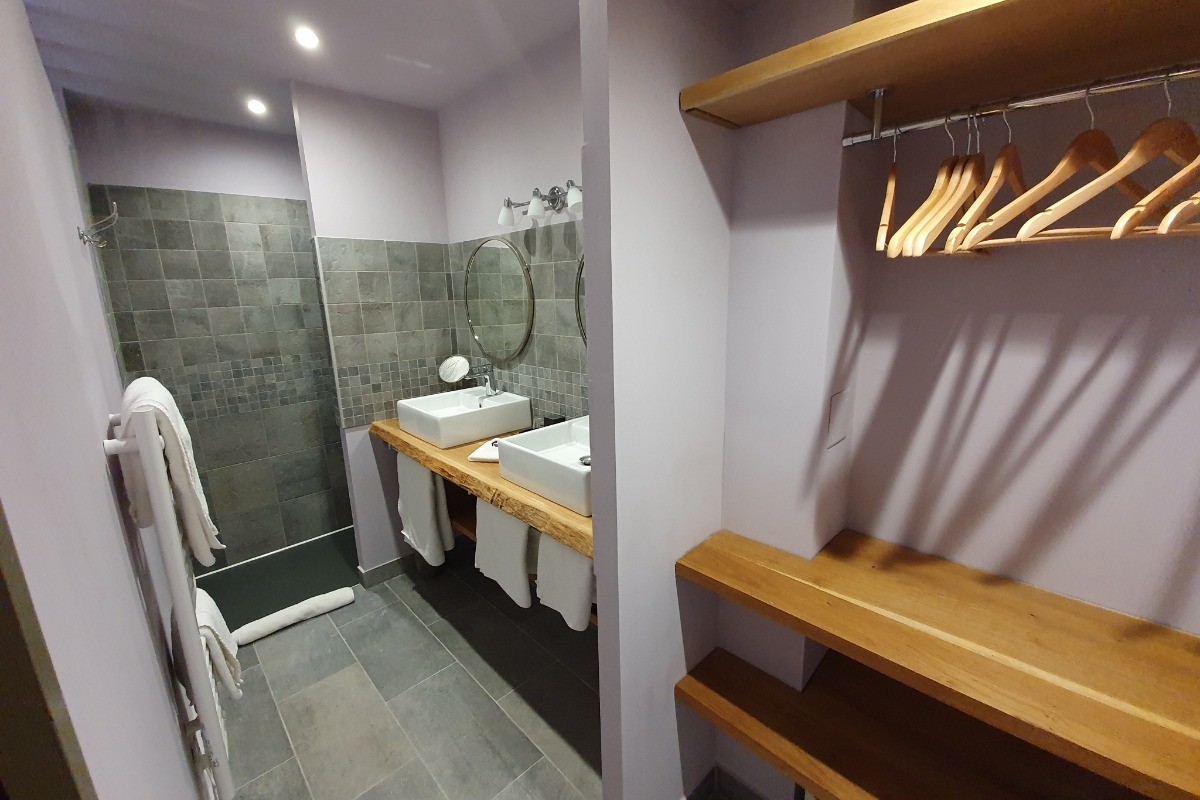 La salle d'eau Côté prairie, douche à l'italienne, dressing