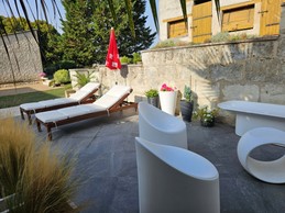 Terrasse privée avec salon de jardin et transats