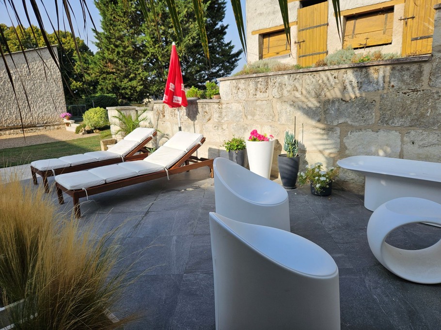 Terrasse privée avec salon de jardin et transats