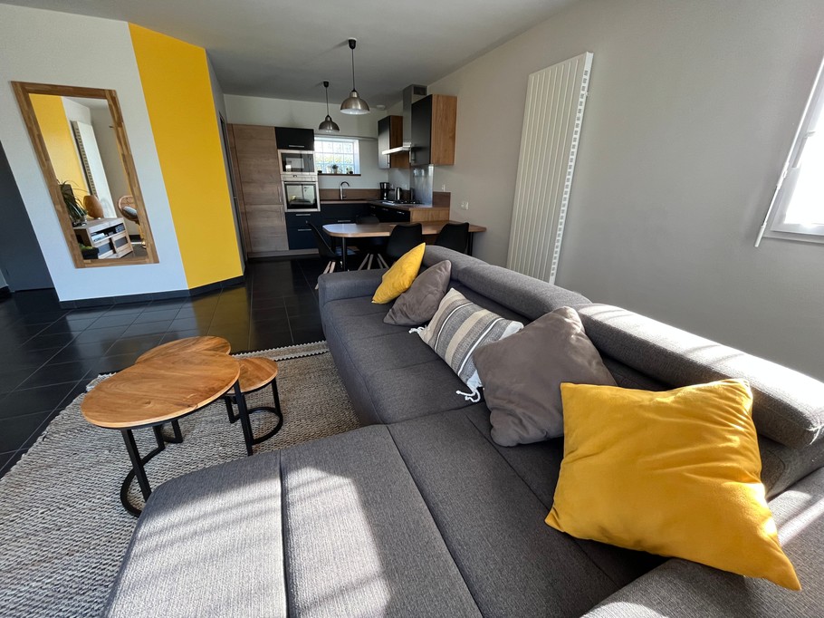 A 35 m² living area comprising a lounge, living room and kitchen. Sofa bed. Direct access to the terrace and garden from the lounge area.