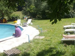 la piscine et ses bains de soleil