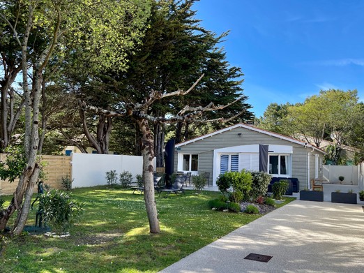 Villa, avec son jardin de 480 m2, son parking.