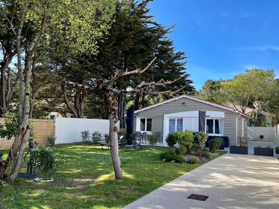 Villa, avec son jardin de 480 m2, son parking.