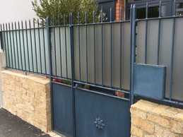 Pose de vitrage teinté. Pas de vis-à-vis depuis la rue.