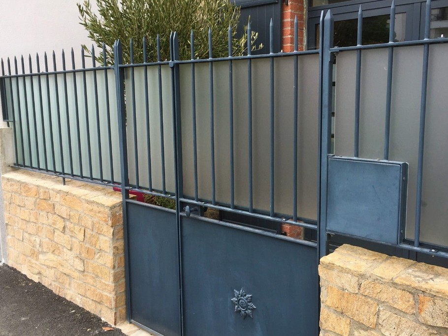 Pose de vitrage teinté. Pas de vis-à-vis depuis la rue.