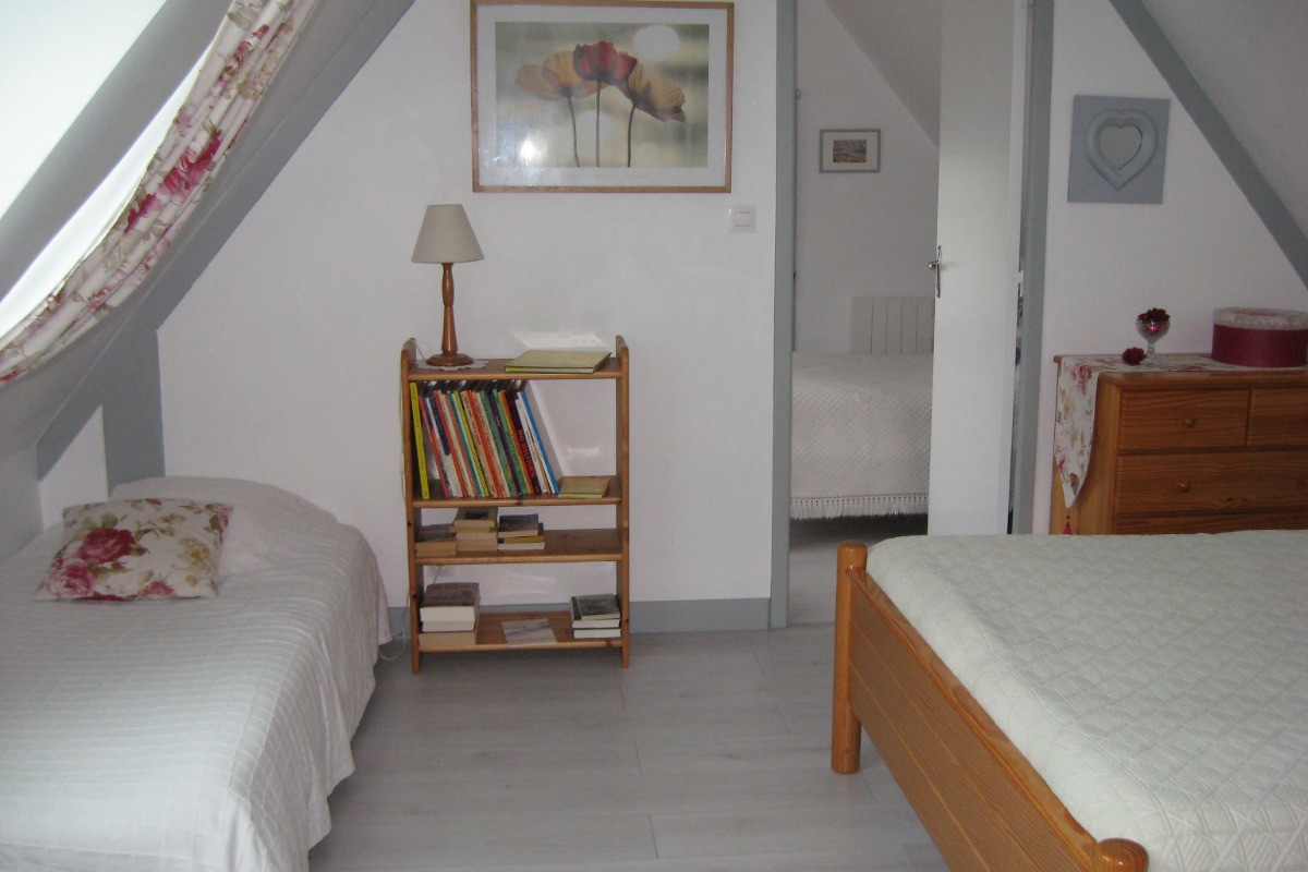 La chambre rose communicante avec la chambre bleu.