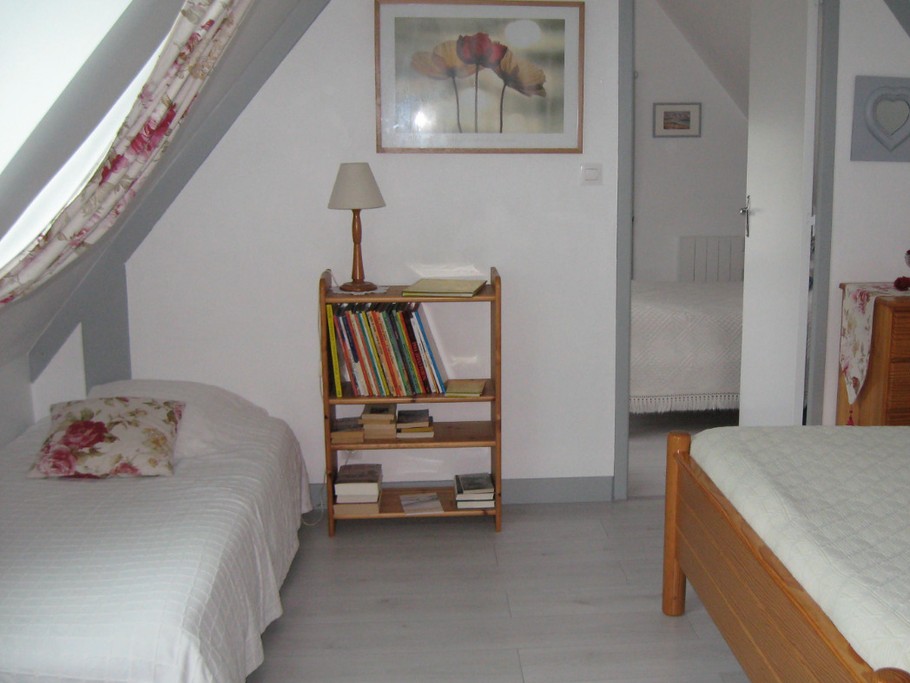 La chambre rose communicante avec la chambre bleu.