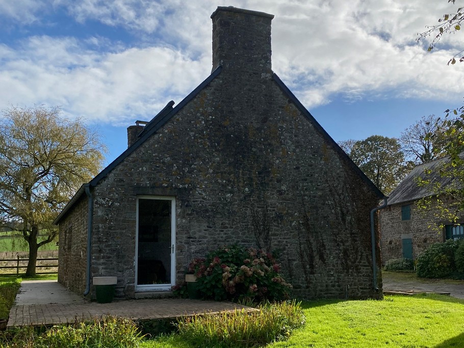 Terrasse avec salon de jardin en bois à la belle saison, barbecue, transat et pelouse. Le tout au calme en pleine campagne !