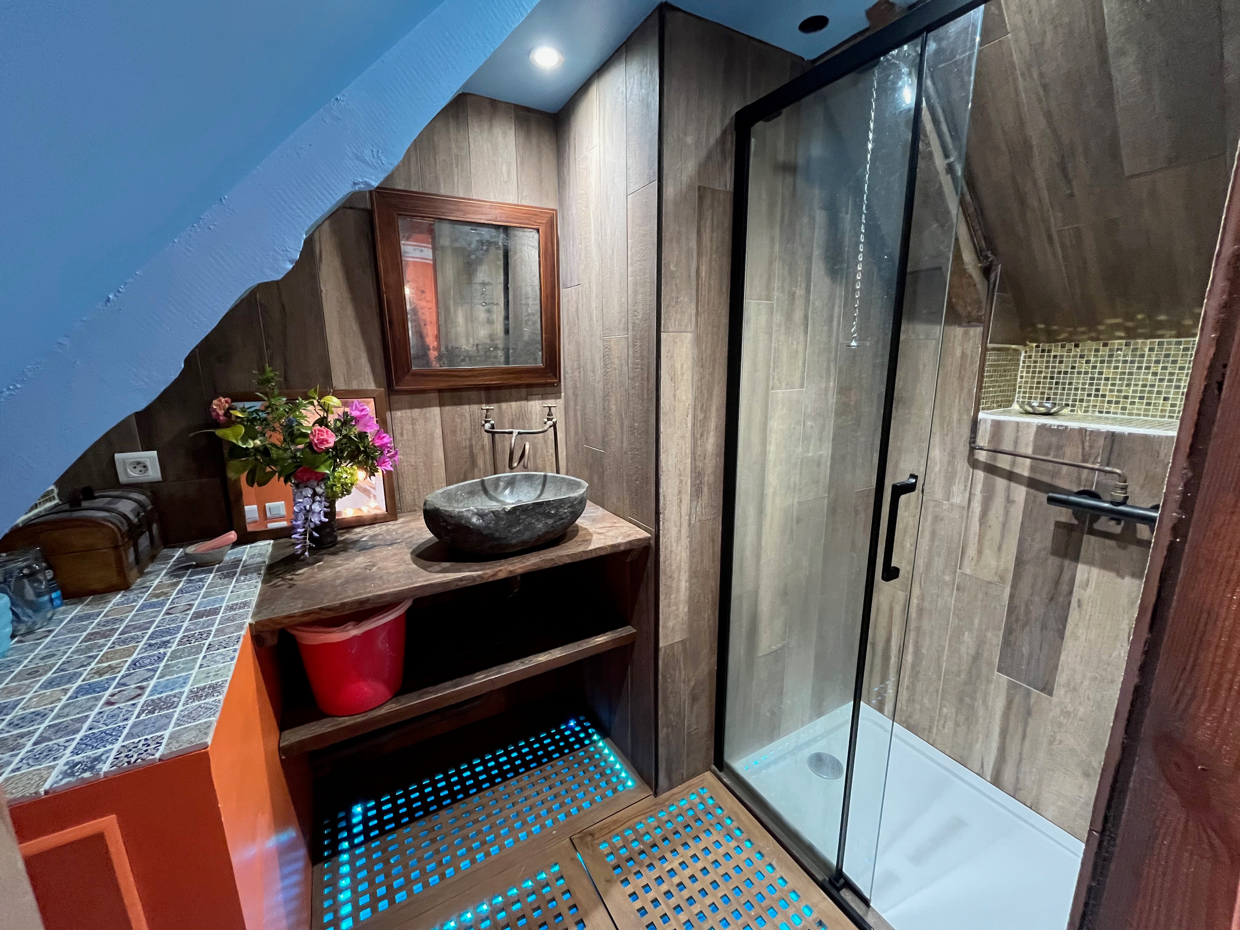 Salle d'eau attenante à la chambre