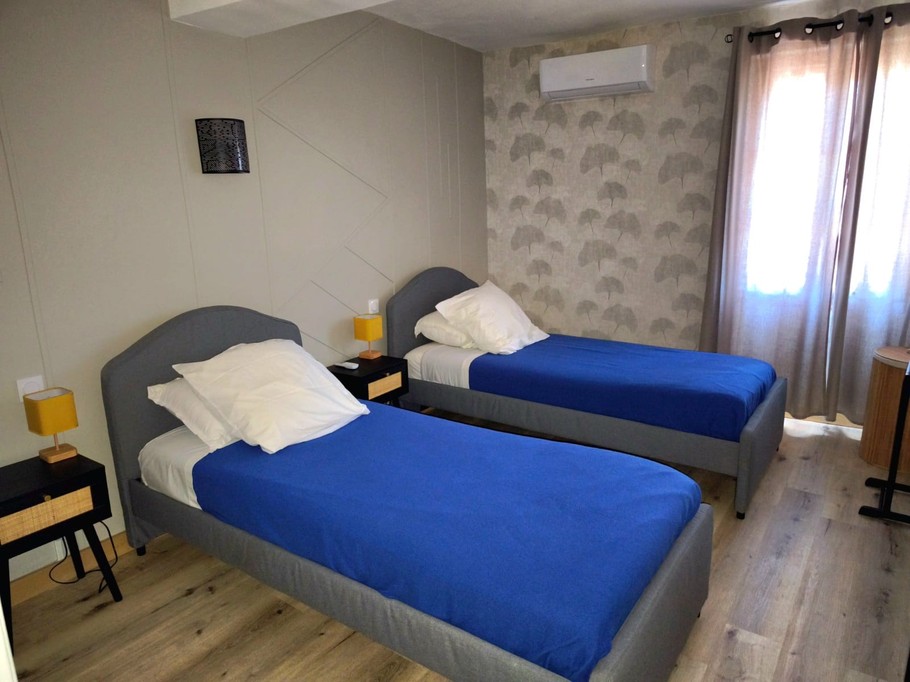 Room with 2 beds