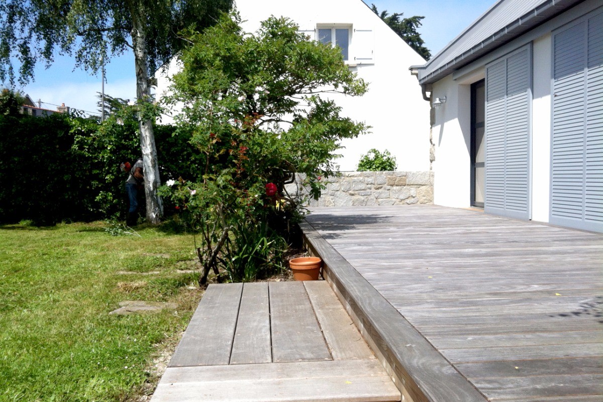 Terrasse en bois de 40m2 donnant sur un jolie jardin clos de 700m2