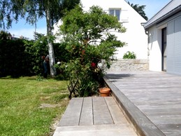 Terrasse en bois de 40m2 donnant sur un jolie jardin clos de 700m2