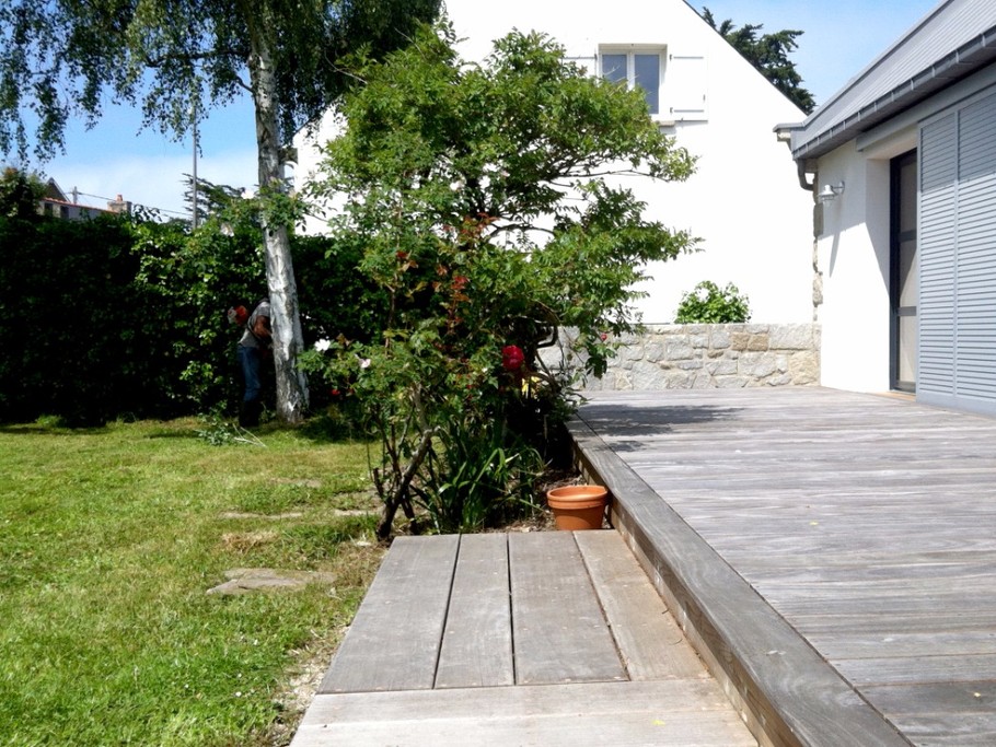Terrasse en bois de 40m2 donnant sur un jolie jardin clos de 700m2