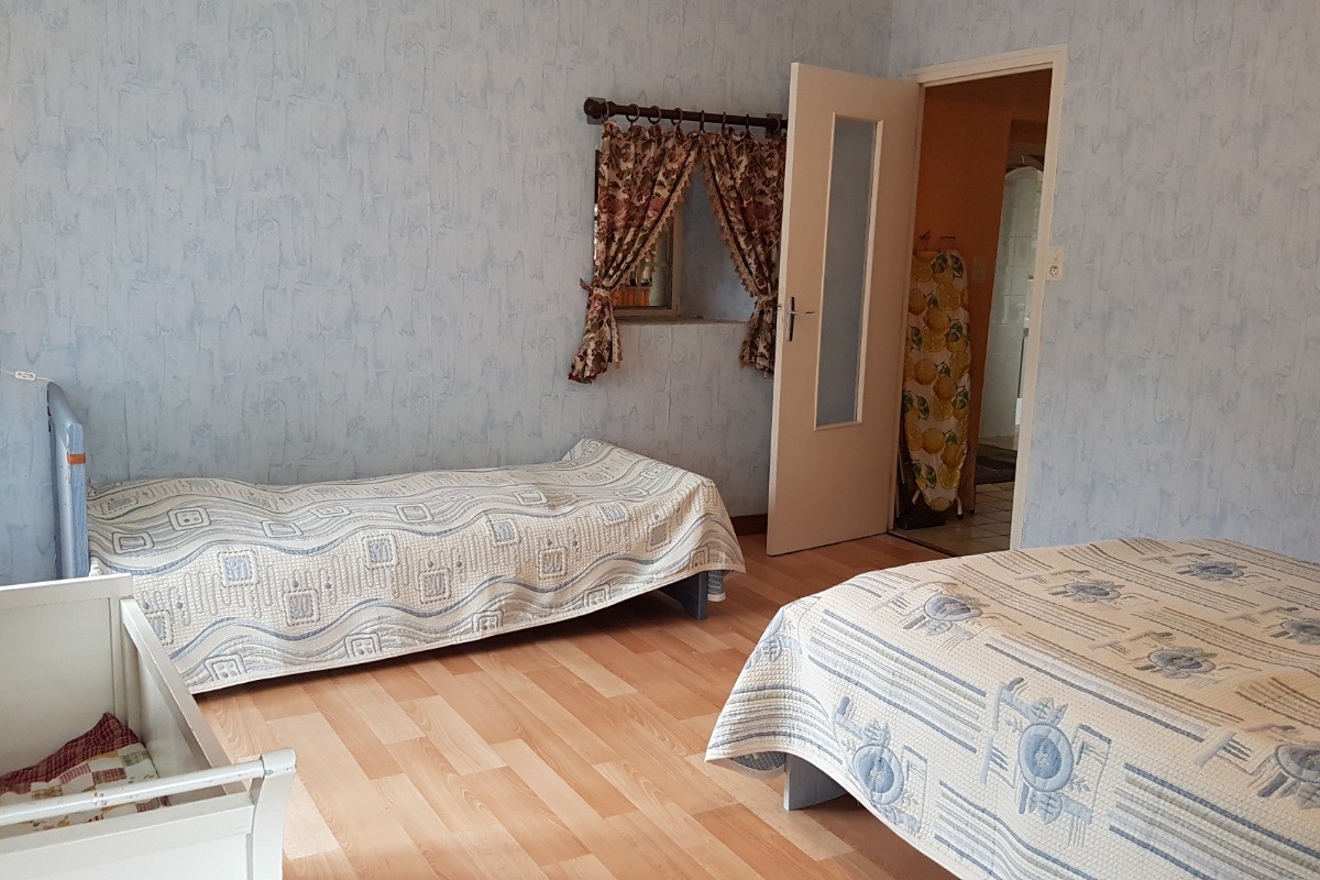 Chambre 3 personnes (avec l'ancien passe plat depuis la cuisine!)