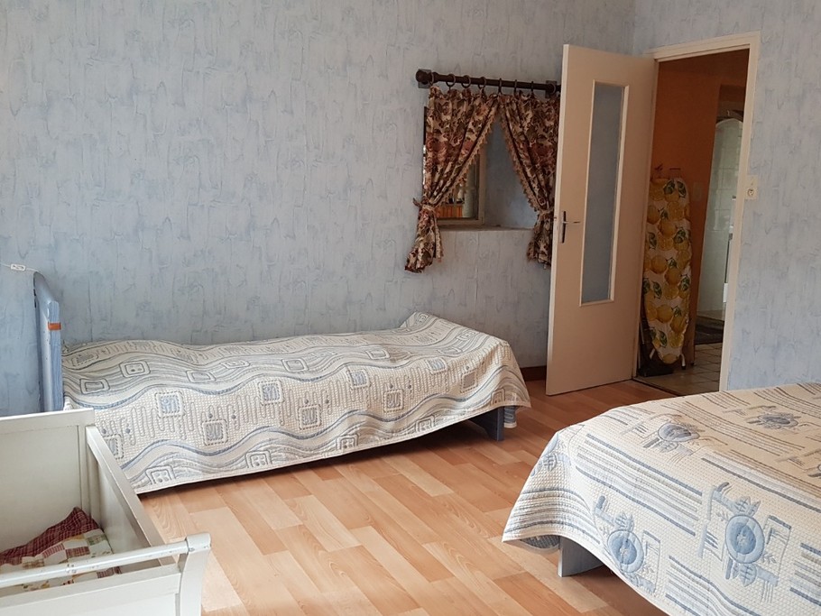 Chambre 3 personnes (avec l'ancien passe plat depuis la cuisine!)