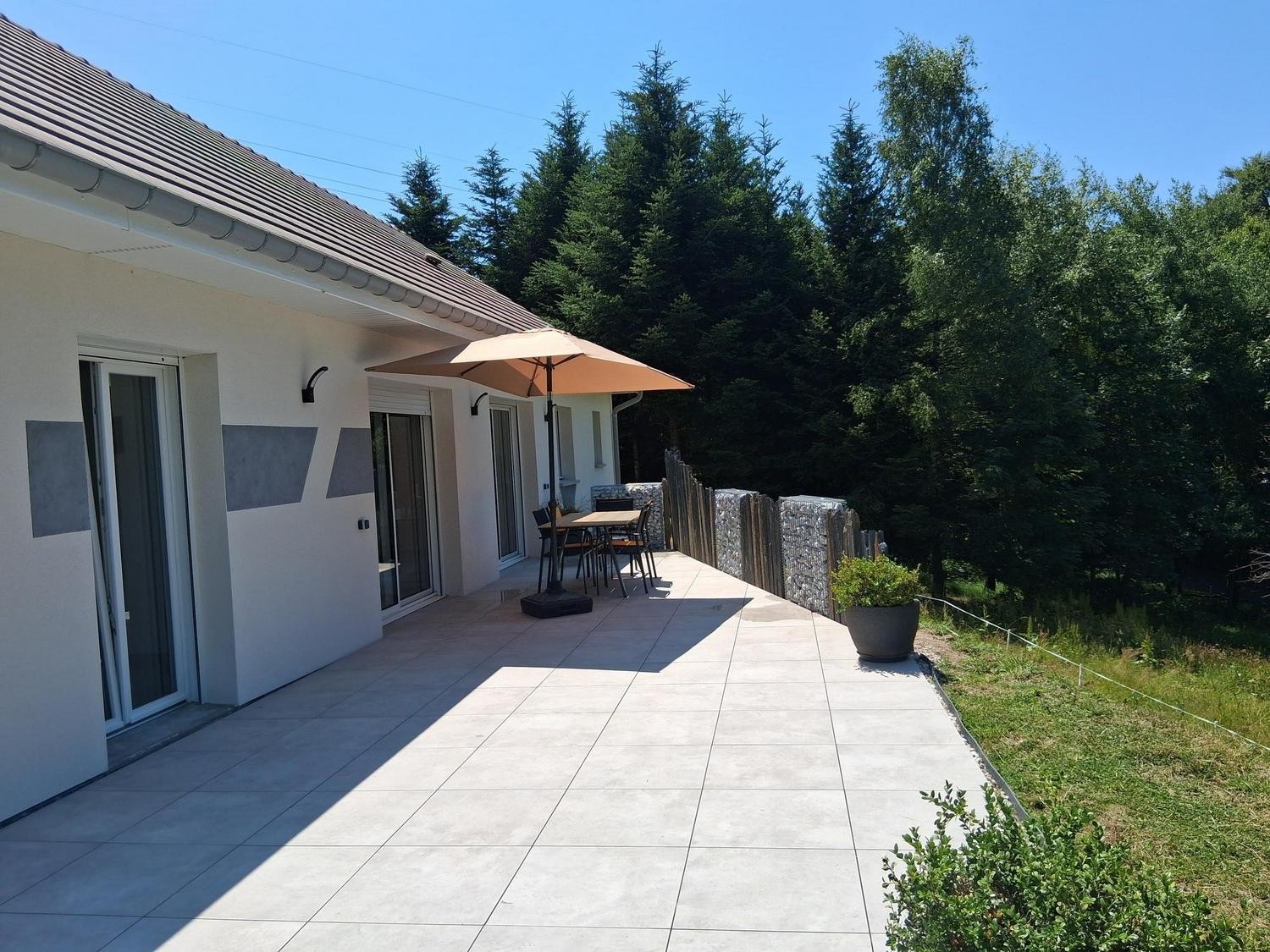 Terrasse - Gîte Chêne à Anould, plain-pied moderne près des lacs et randonnées