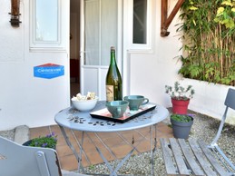 Terrasse côté rue, exposée Ouest