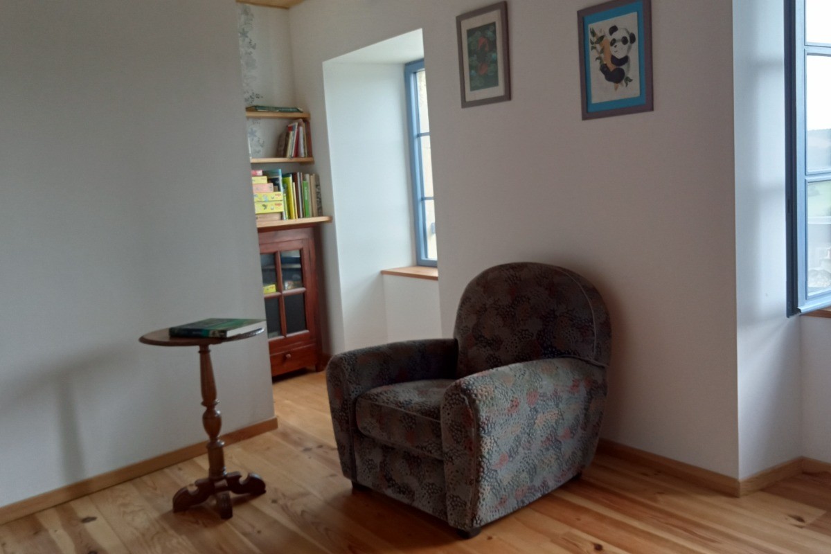 A reading corner and board games at the Les volets bleus gîte