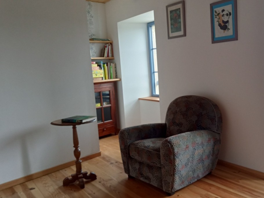A reading corner and board games at the Les volets bleus gîte