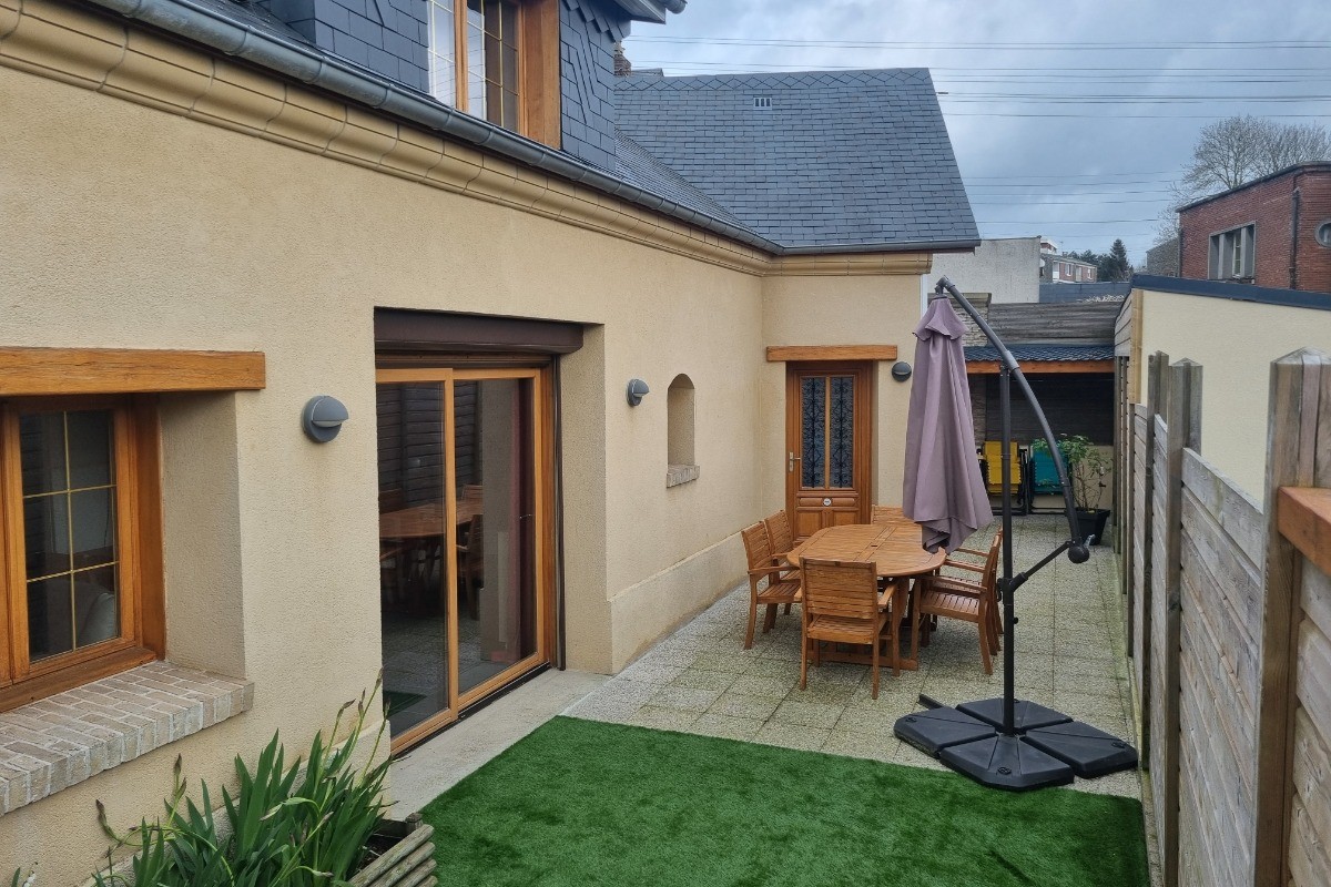 accessible depuis la baie vitrée, la cour arrière close et sans vis à vis