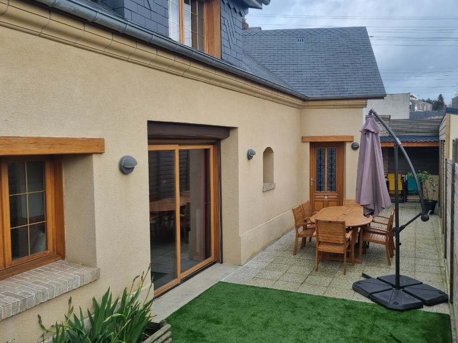 accessible depuis la baie vitrée, la cour arrière close et sans vis à vis