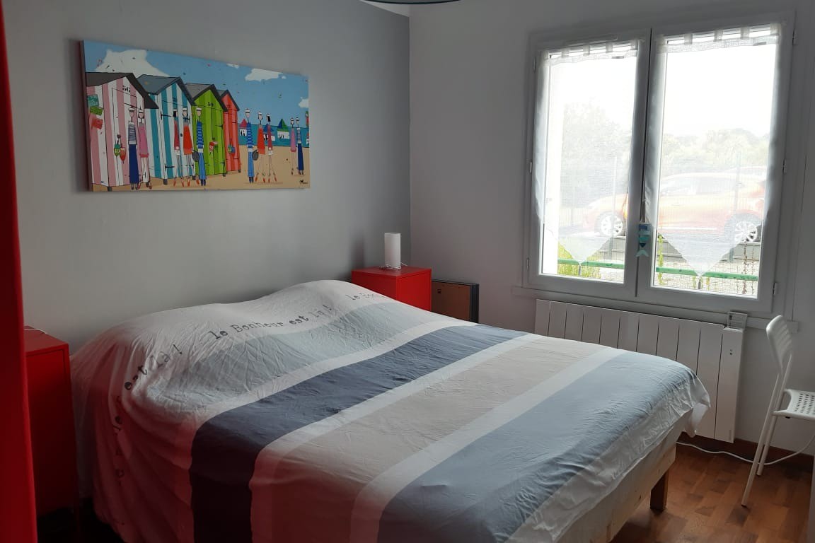 Chambre avec un lit 160 et placard