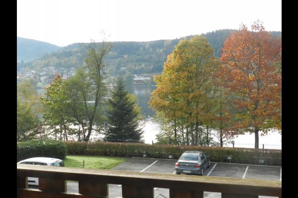 Vue sur le lac depuis le balcon