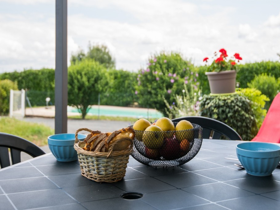 Terrasse vue sur la piscine