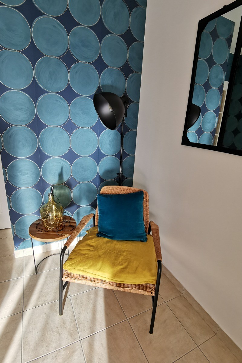 Installez vous confortablement et profitez des rayons du soleil entrant ...