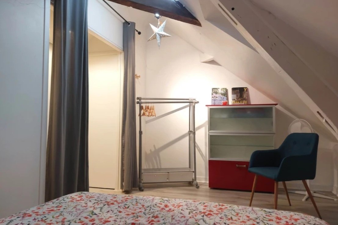 Chambre indépendante pour 2 personnes (lit queen size 160 x 200 cm). Draps et linge de toilette fournis. Salle de bain indépendante. WC séparé. ©M. Pellerin