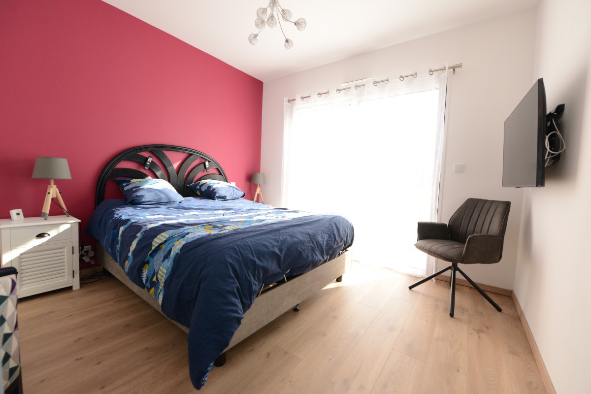 Chambre 2 avec lit 160 et sommier électrique à commande avec TV - Maison de plain-pied équipée PMR - Location de vacances - Ploudalmézeau - Maison Roscaroc Aubertin