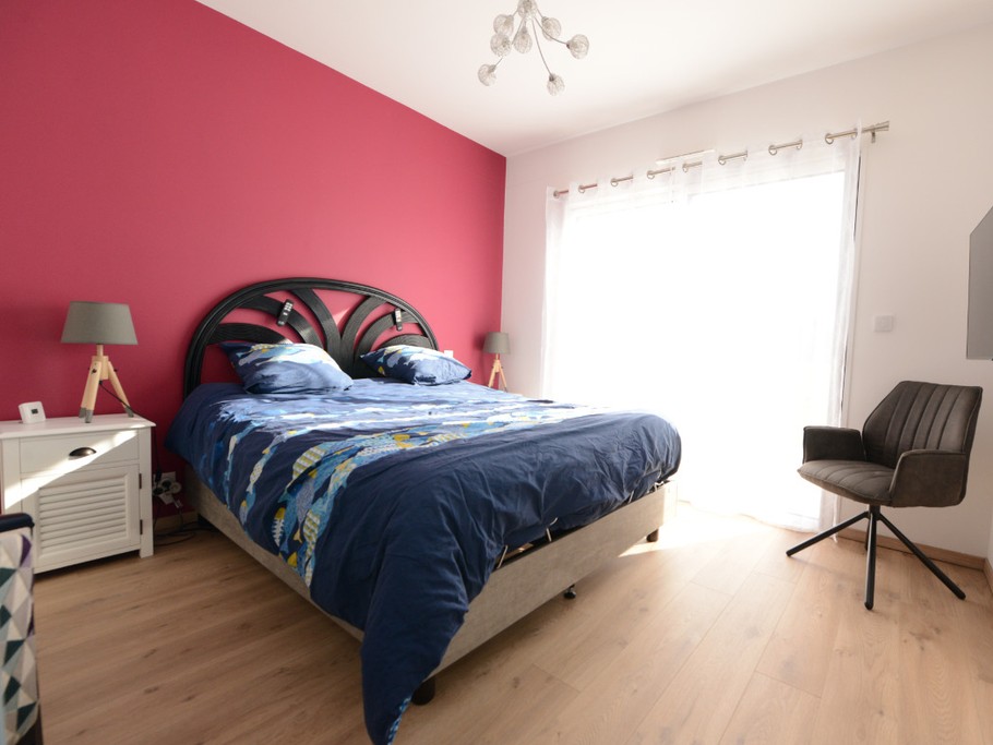 Chambre 2 avec lit 160 et sommier électrique à commande avec TV - Maison de plain-pied équipée PMR - Location de vacances - Ploudalmézeau - Maison Roscaroc Aubertin