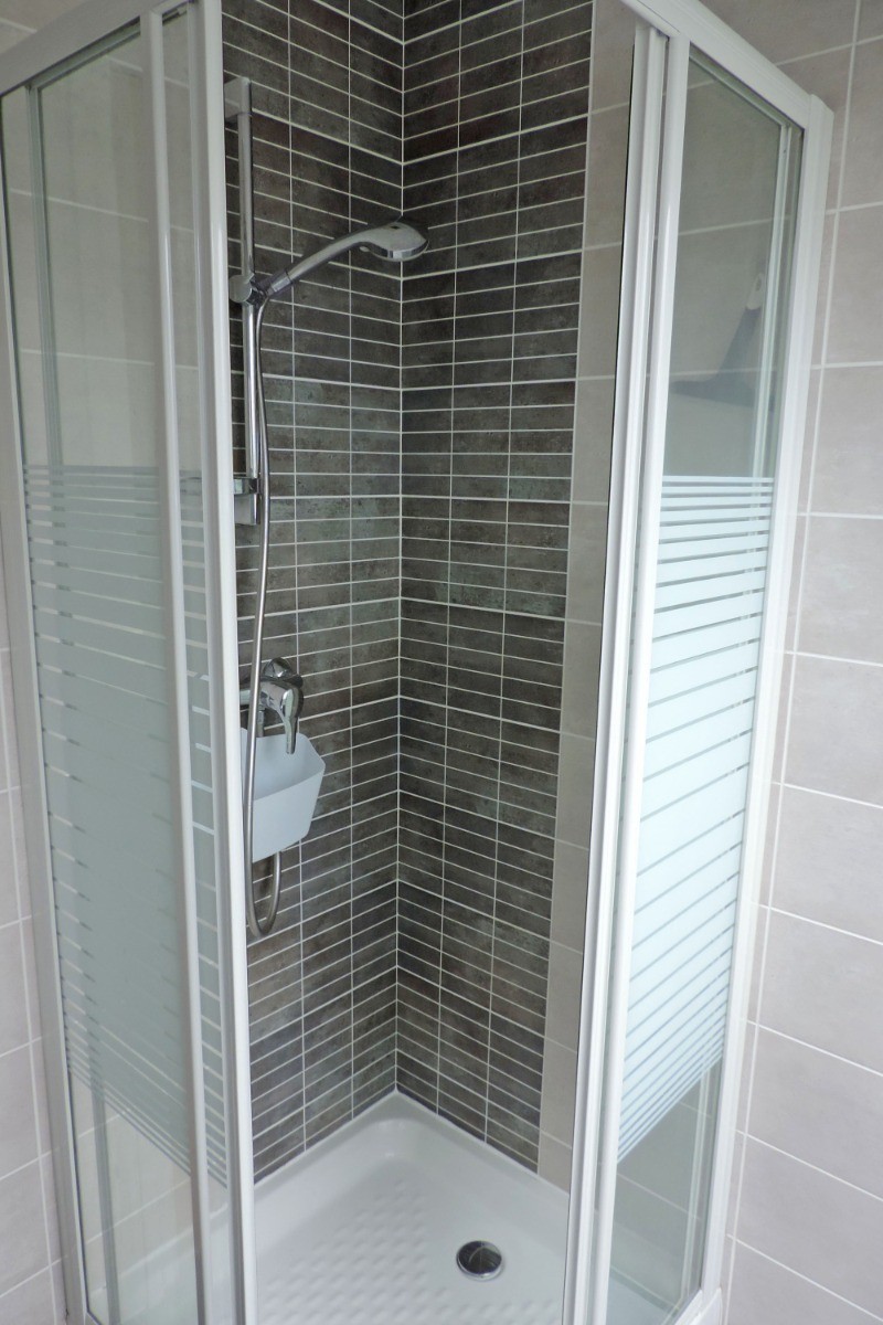 Salle d'eau avec douche