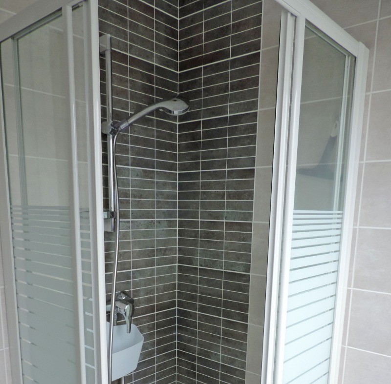 Salle d'eau avec douche