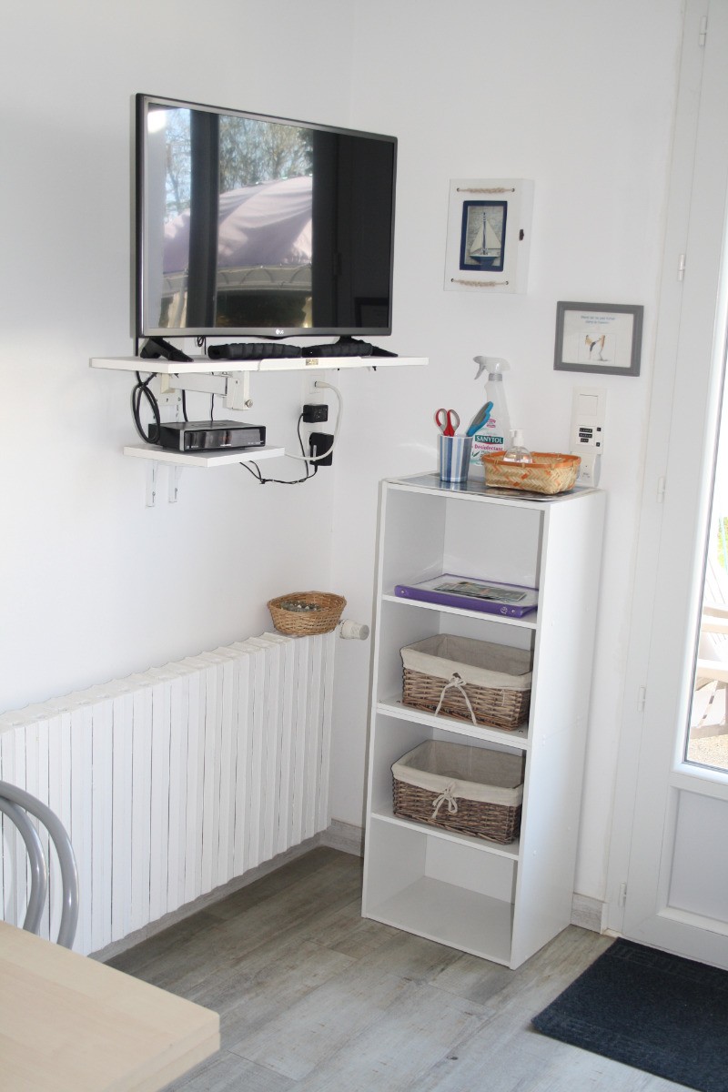 Pièce à vivre téléviseur et meuble d'entrée