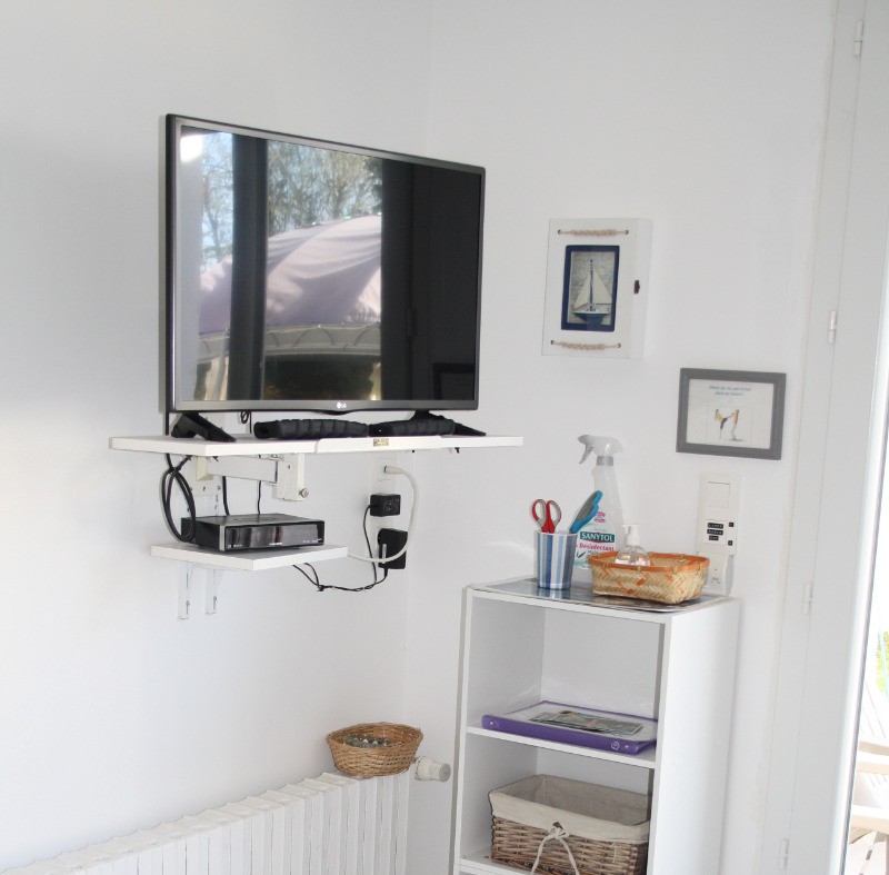 Pièce à vivre téléviseur et meuble d'entrée