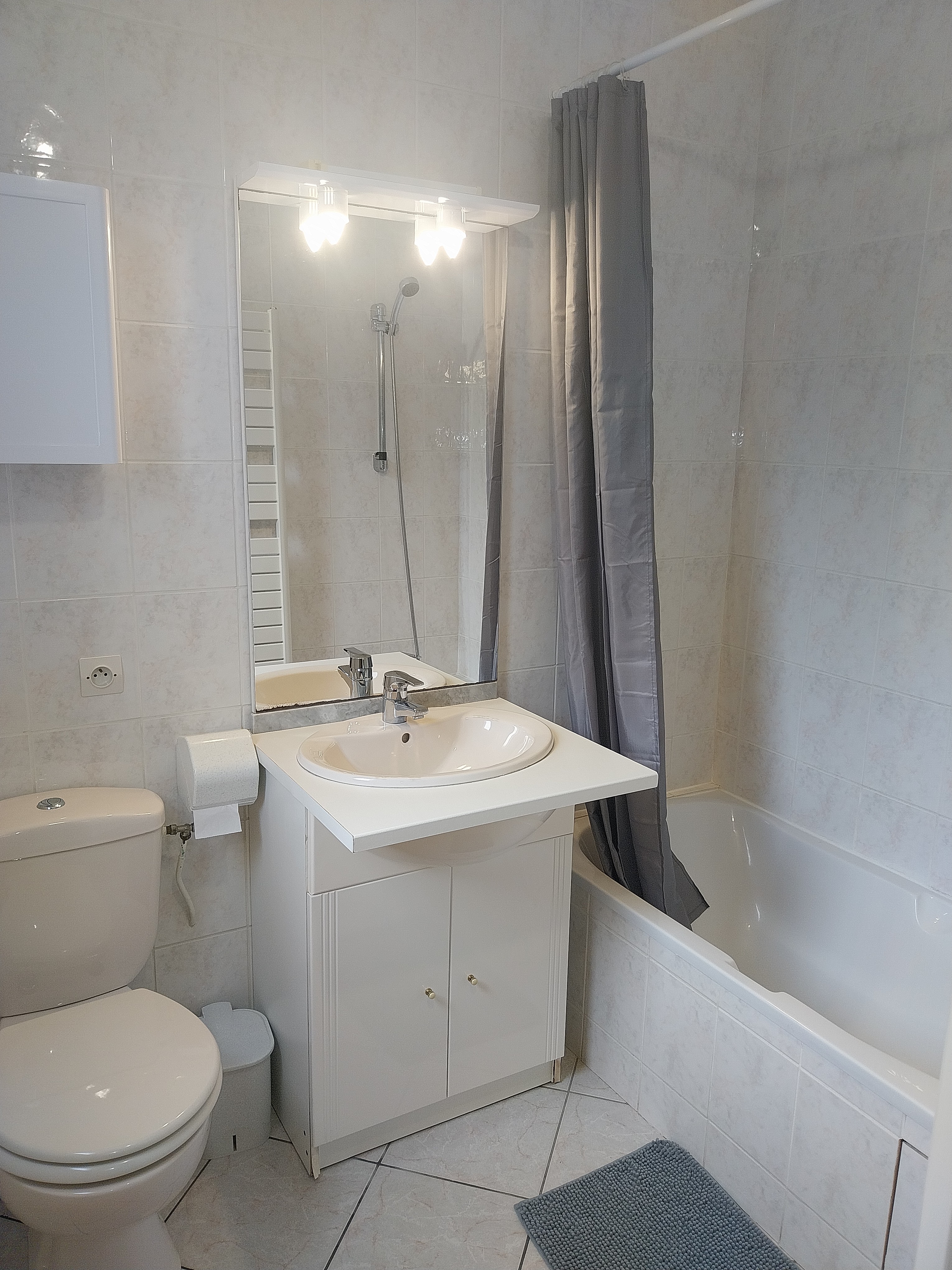 Salle de bain privative de la chambre bleue avec baignoire