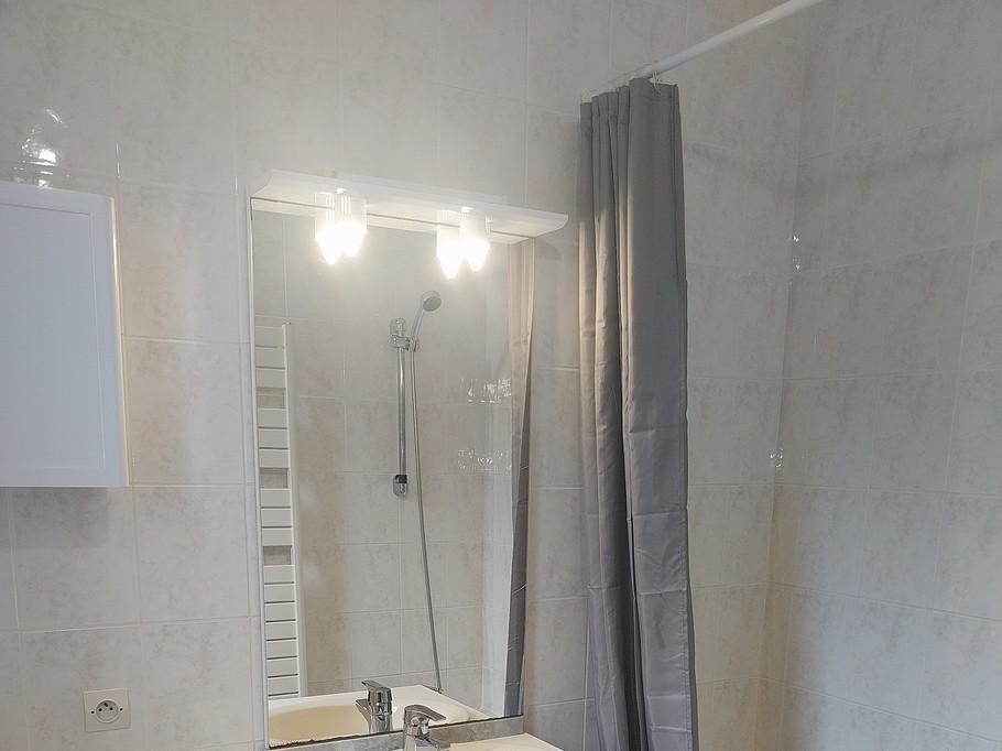 Salle de bain privative de la chambre bleue avec baignoire