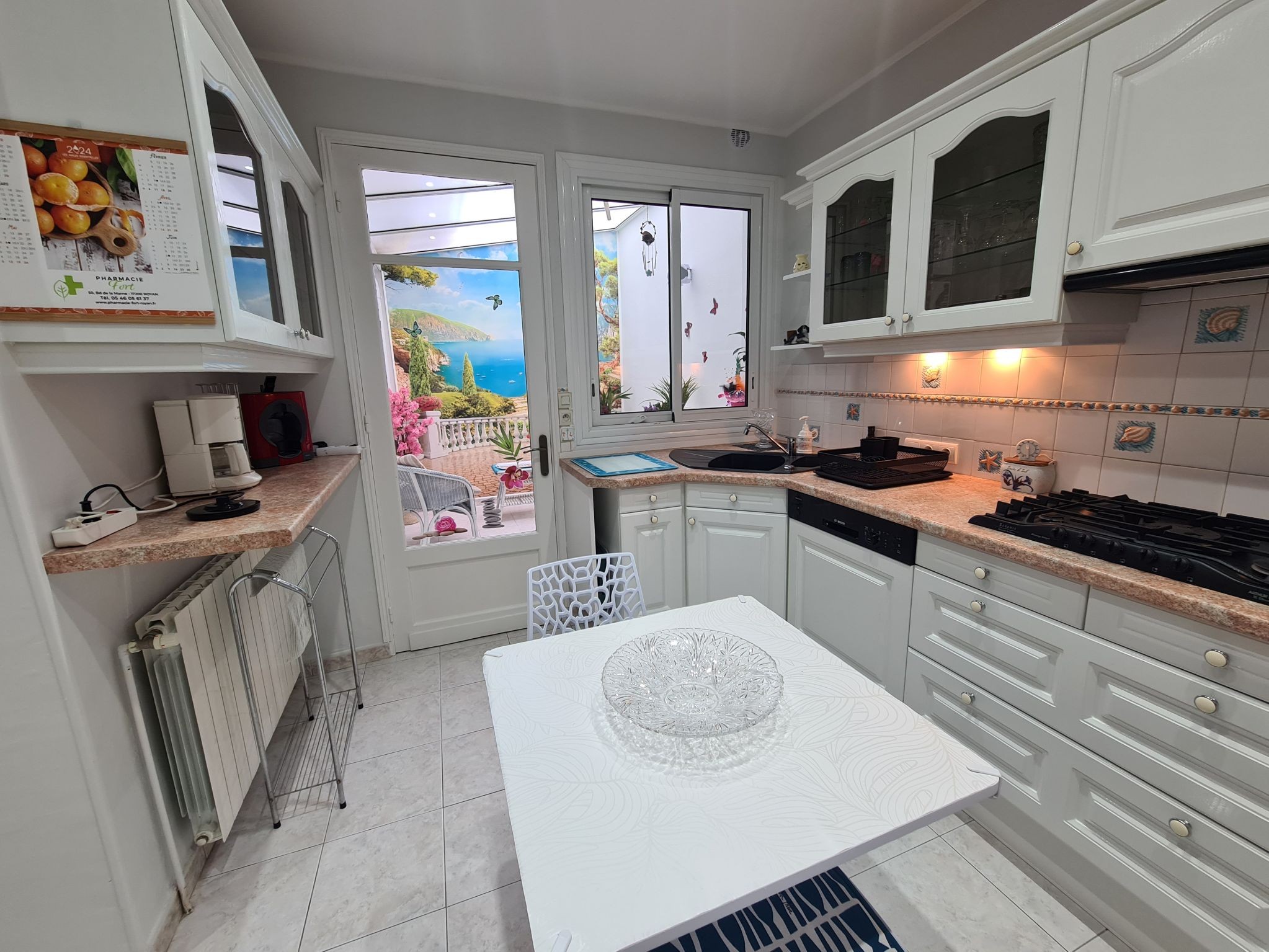 Vue cuisine avec le patio coin lecture