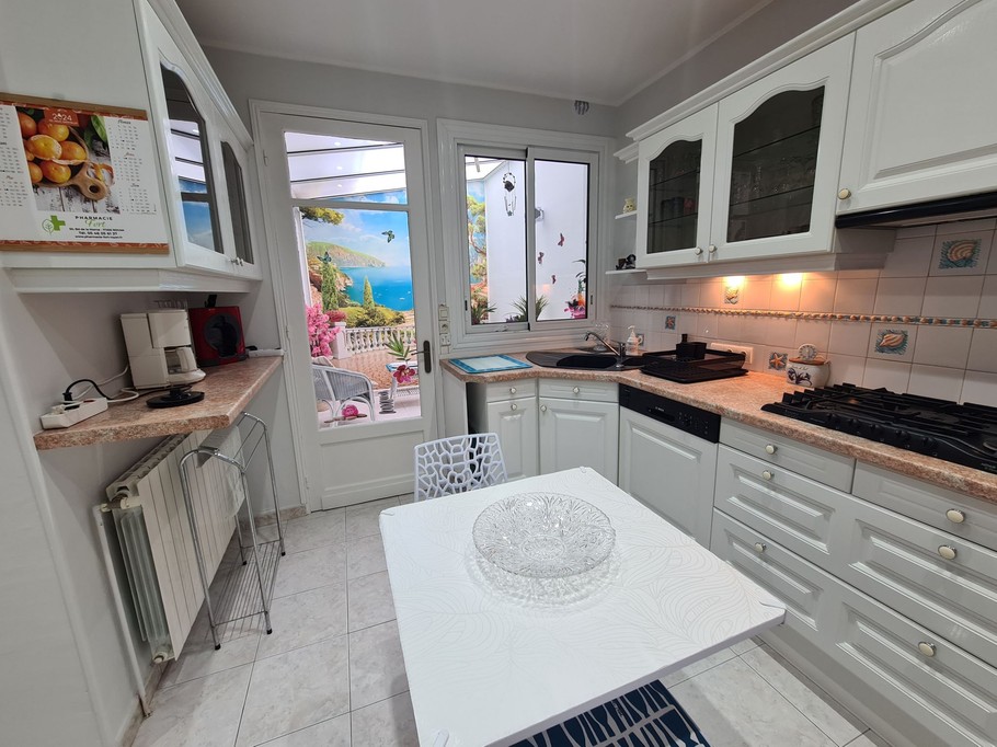 Vue cuisine avec le patio coin lecture